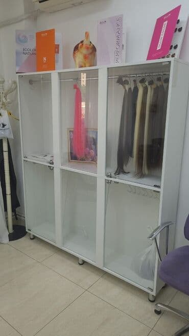 вешалки для магазина: Стеклянная витрина-шкаф — 3