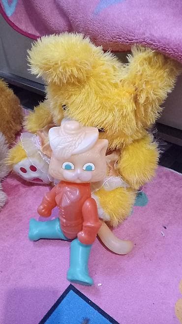 stranger things kinder: Yumşaq oyuncaqlar dəsti hamisi birge Məzmun: - 2 ədəd yumşaq parça — 2