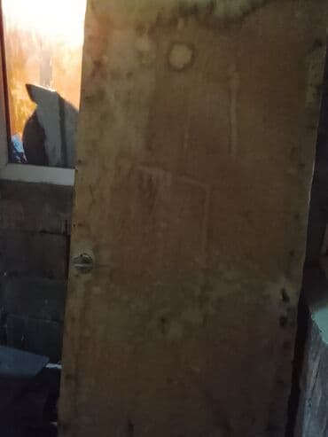 Входные двери: Taxta qapı - Material: taxta panel - Üzərində sadə metal tutacaq və — 1