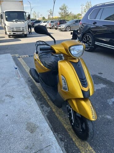 купить мопед в кредит: === PART 1: TEXTUAL DESCRIPTION === Sarı rəngli, müasir dizaynlı — 4
