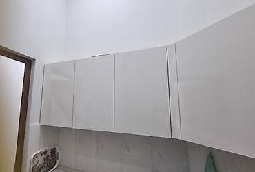 Ağ rəngli müasir mətbəx mebeli dəsti.uzunluğu 3,30sm az istifadə