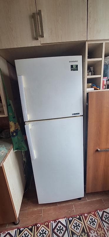 soyuduçu: 2 qapılı Samsung Soyuducu Satılır, rəng - Ağ, Təkərli — 1