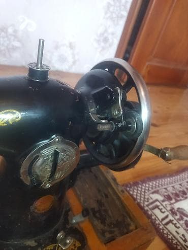 antik pullar: Məhsul: Mexaniki tikiş maşını (köhnə model, dekorativ işləmələr ilə) — 5