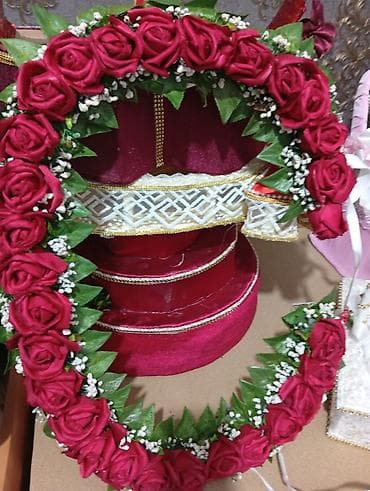 Qırmızı güllərlə bəzədilmiş əl işi hərf və dairəvi çələng dekorları — 2