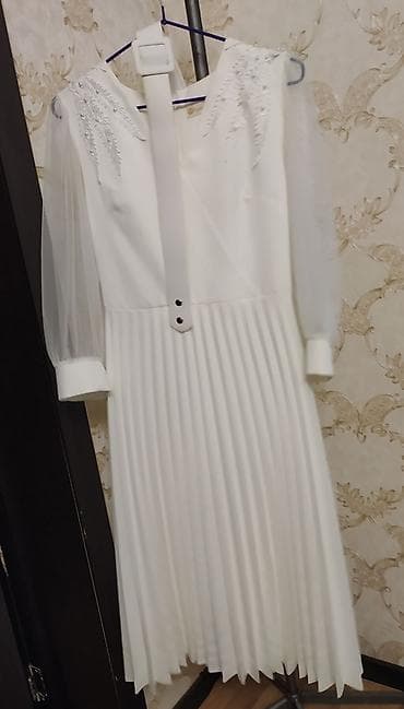 xonça desti: Qadın geyim və ayaqqabı dəsti - Ağ qısaqoll T‑şört + tünd mavi cins — 6