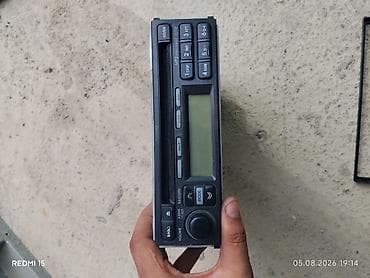 Avtomobil üçün panel maqnitolası / audio başlıq cihazı. Ön hissədə CD