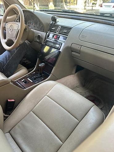 priora diskleri: Mercedes-Benz C-Sinfi sedan (W202) – tünd yaşıl rəng, bej dəri salon — 3