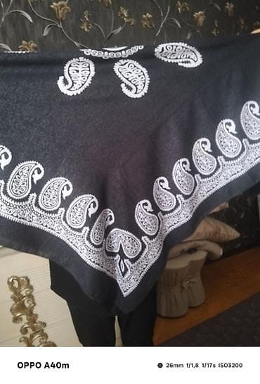 Qadın geyimləri: Qara şal/örtük – ağ naxışlı - Rəng: qara fon üzərində ağ naxışlar - — 2