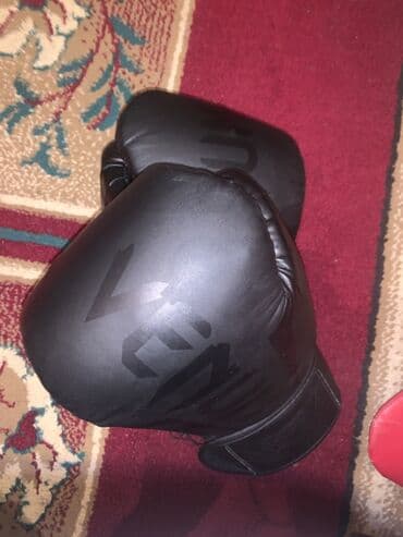 Maskalar, eynəklər: Boks dəsti - Qırmızı rəngdə boks forması: atlet və şort. Atletin ön — 3