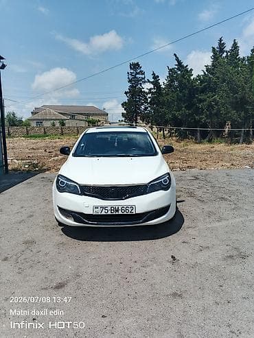 chat satisi: Ağ rəngli sedan – tam ölçülü şəhər və magistral üçün rahat və praktik — 1