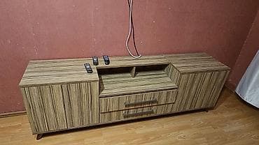 Düz TV altlığı, Polkalı, Laminat