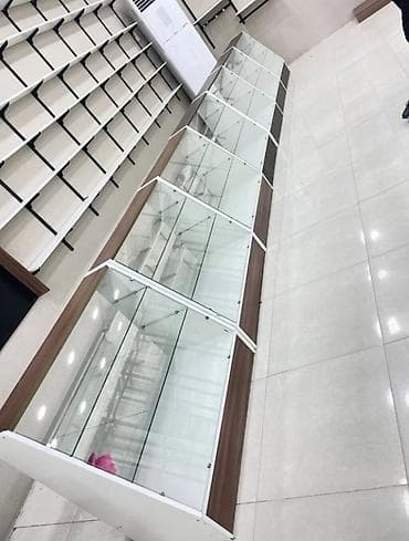 vitrin stend: Şüşə vitrin (mağaza vitrini) - Material: temperli şüşə rəflər, ağ — 2