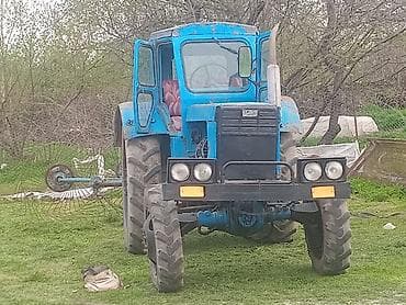 ka 700 traktor: Mavi rəngli təkərli traktor, arxaya qoşulan ot yığan/çırpıcı (saman-ot — 2