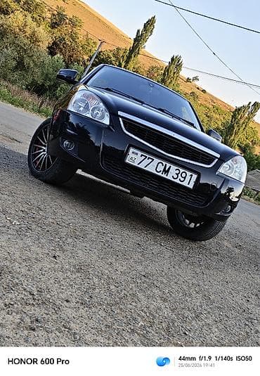 kompressor teh: Avtomobil: Qara rəngli sedan Xüsusiyyətlər: - Kuzov: 4 qapılı sedan — 7