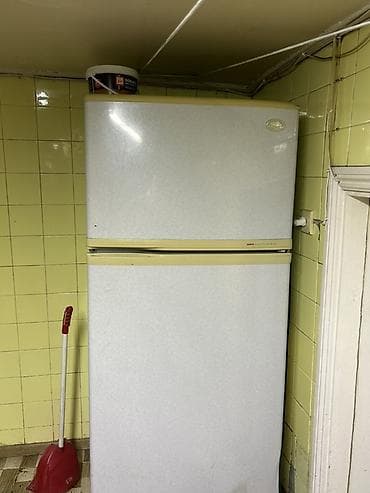 İki qapılı məişət soyuducusu - Üst hissədə freezer (dondurucu), alt