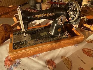 antik divan: Antik mexaniki tikiş maşını - Korpus: tökmə metal, qara lak örtük və — 2