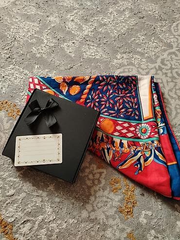 Baş geyimləri: 8 marta özəl hediyyelik qablaşmada ipək şal böyük ölçü üzərinə — 2