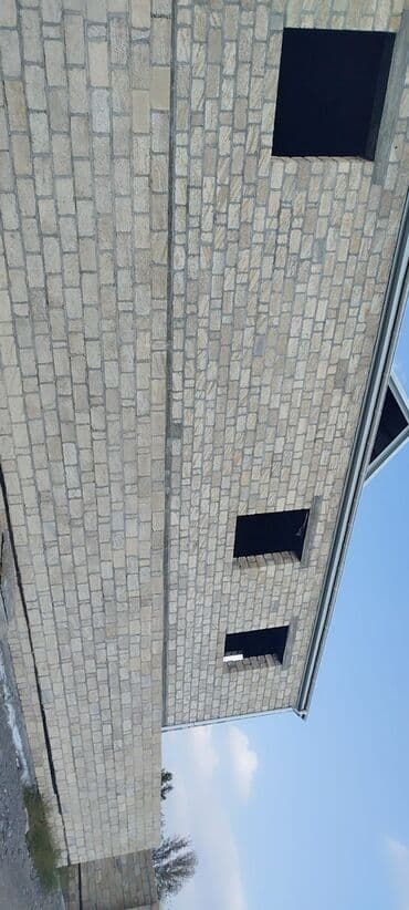 аренда дома на длительный срок: İki mərtəbəli daş konstruksiyalı fərdi yaşayış evi - Fasad: tam daş — 1