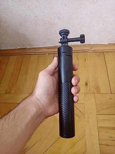 Qatlana bilən teleskopik tripod/selfie stick təqdim olunur. Telefon