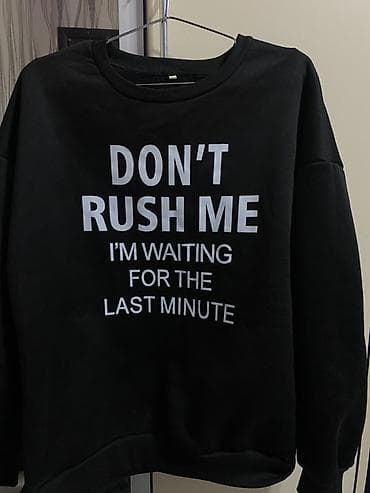 Qara sweatshirt və şalvardan ibarət iki hissəli dəst