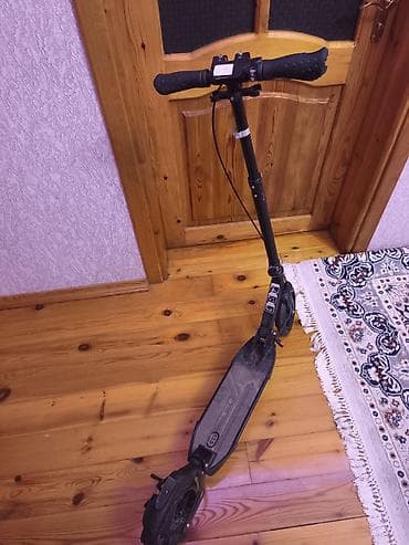 Dəbilqələr: Şəhər nəqliyyatı üçün yığcam və praktik kick skuter. Xüsusiyyətlər: - — 4