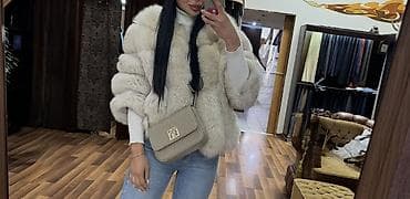 Təbii xəz görünüşlü, açıq bej rəngli qadın üst geyimi. Həcmli, yumşaq