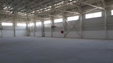 квартиры баку аренда: Geniş və açıq planlı bir sənaye anbarı. Divarlar açıq rəngdədir və — 1