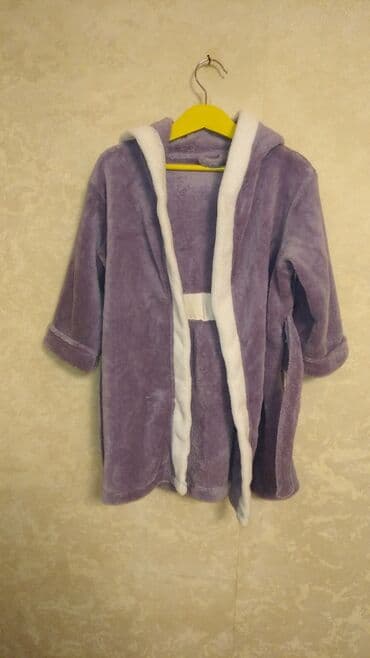 детский банный халат: Bənövşəyi rəngdə, yumşaq materialdan hazırlanmış uşaq xalatı. Xalatın — 2
