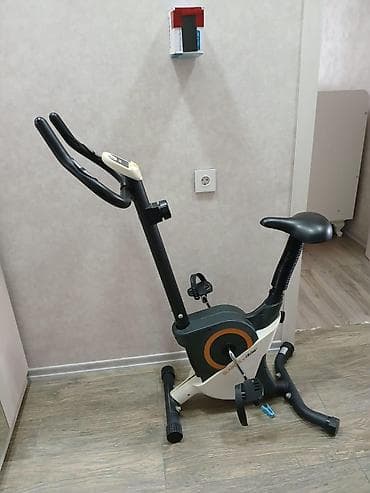 Evdə məşq etmək üçün nəzərdə tutulmuş stasionar velosiped. Bu