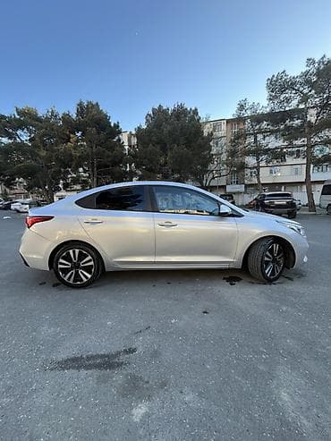 Hyundai: Hyundai Accent sedan – gümüş rəng Əsas xüsusiyyətlər: - Kuzov: 4 — 3