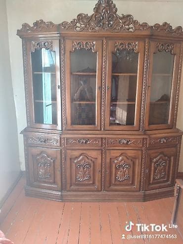 Taxtadan hazırlanmış oyma detallarla bəzədilmiş bu şkaf həm estetik