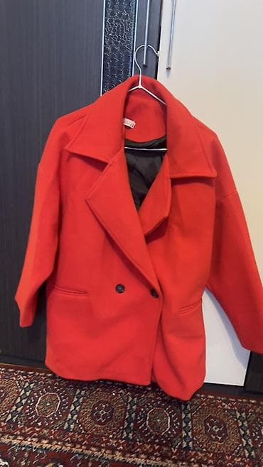 Qadın palto – parlaq qırmızı rəng - Model: qısa/kürkə tipli palto