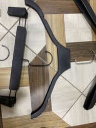 вешалки для брюк: Məhsul: Asılqan dəsti Tərkib: - 600ədəd geniş çiyinli paltar asılqanı — 3