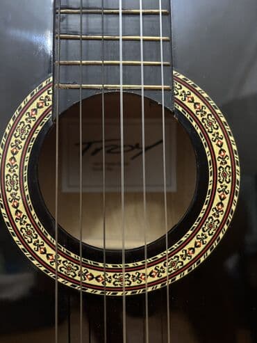 Barabanlar: Klassik gitara troy gitara çox az işlənilib yeni simlər taxılıb qırıq — 6