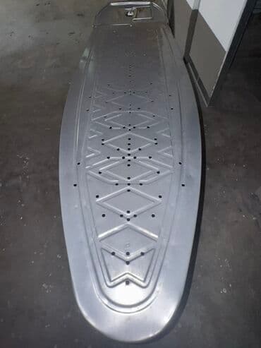 dəmir lövhə: Dəmir ayaqları və qırmızı ucluqları olan boz rəngli ütü masası. Ütü — 2