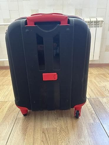 Sərt korpuslu səyahət çamadanı - Rəng: qara gövdə, qırmızı detallar -