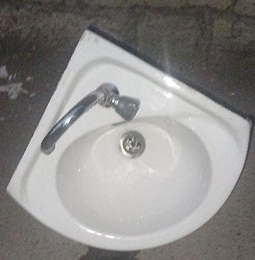 borular: Künc tipli keramika əl-üz yuyan lavabo - Forma: üçbucaq/künc — 1