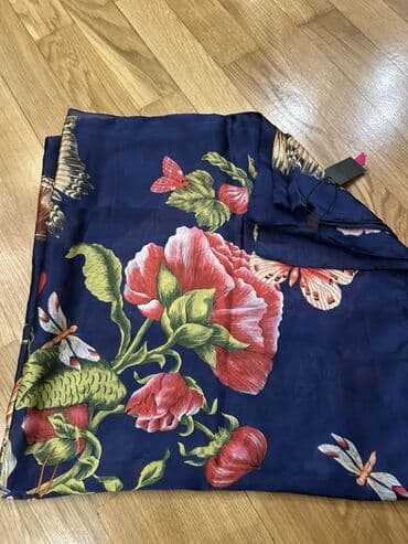 Zərif yaylıq/şərf – tünd göy fon üzərində botanika motivləri -