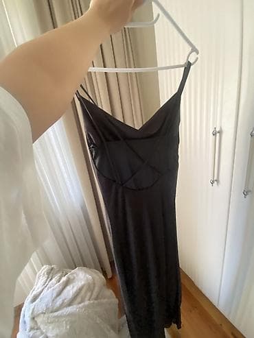 Женская одежда: Qara satən maksi don - Model: slip tipli, incə çiyin askıları ilə - — 4