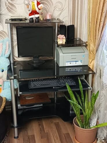 Kompüter masası, Şüşə, Kvadrat masa