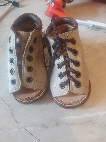 qolu kesilen uşaq: Uşaq üçün ortopedik ayaqqabı və abdüksiya şinası dəsti. Qeyd:ən kiçik — 1