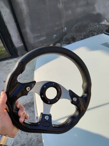 Soyutma və qızdırma sistemləri: MOMO idman sükanı 07 pastafkası ilə - Üçşüalı dizayn, mərkəzdə MOMO — 3