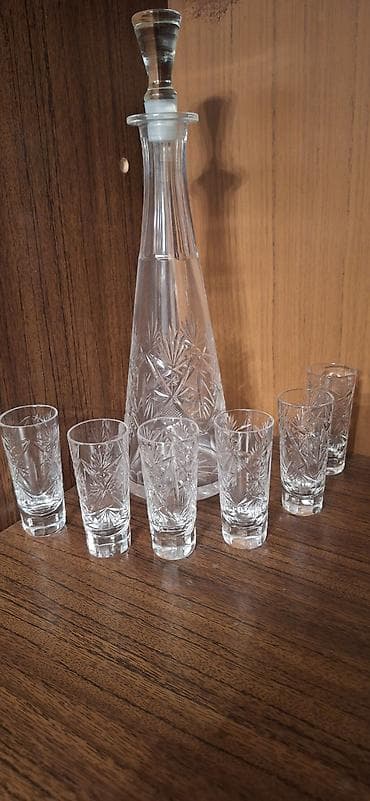 Xrustal. Şüşə dekanter və stəkan dəsti - Material: şəffaf kəsimli