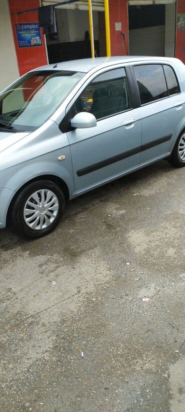 Кулоны и подвески: Hyundai Getz, gümüşü rəng, 5 qapılı hetçbek. Xüsusiyyətlər: - Xarici — 3