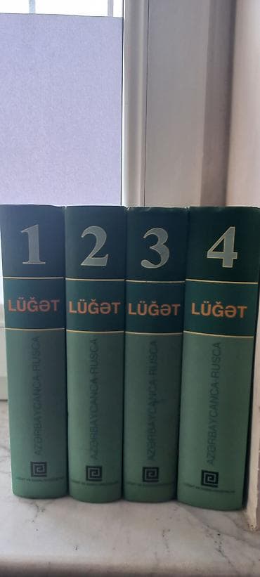 kitab alan: Azərbaycan-Rusca lügət (4hisseli) Dest satılır. Seliqeli saxlanılıb — 1