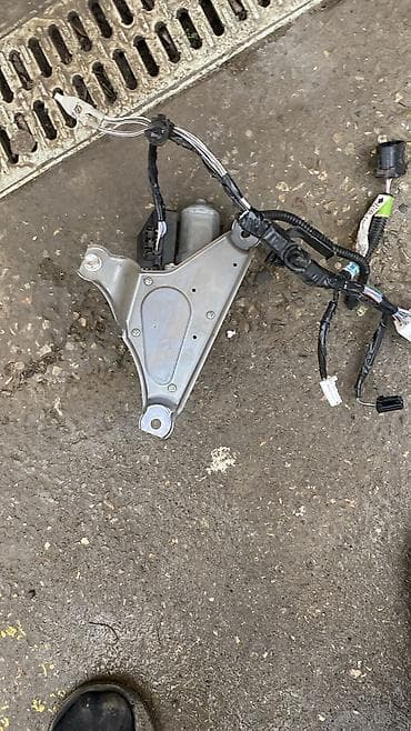 toyota auris: Toyota Aqua üçün arxa şüşəsilən mexanizmi və mühərrik (komplekt — 2