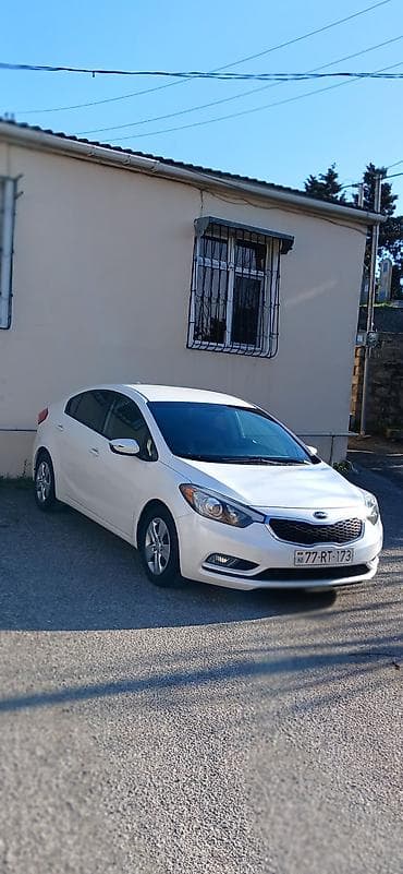 kia clarus: Kia Forte sedan – ağ rəng, 4 qapı, AZ dövlət nömrə nişanı 77-RT-173 — 2