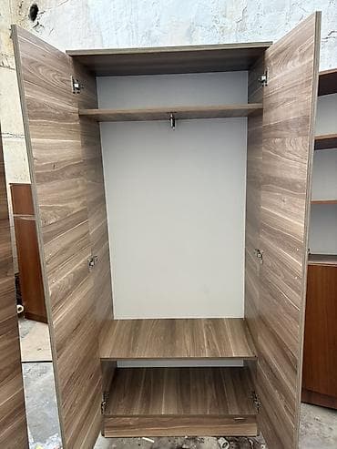 Ev üçün mebel: Geyim dolabı
-Asılqan
-Aşağı rəf
Ünvan: Bakı Şərab 1 — 2