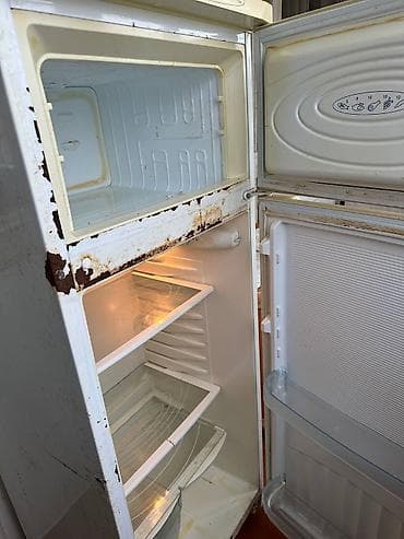 İki kameralı məişət soyuducusu - Yuxarıda dondurucu bölmə, aşağıda