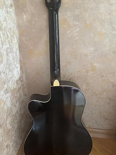 Гитары: Klassik akustik gitara – kəsikli (cutaway) korpuslu, qara parlaq — 2